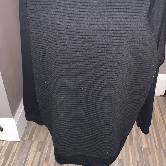 Old navy black front quilted tee! - Picture 2 of 5